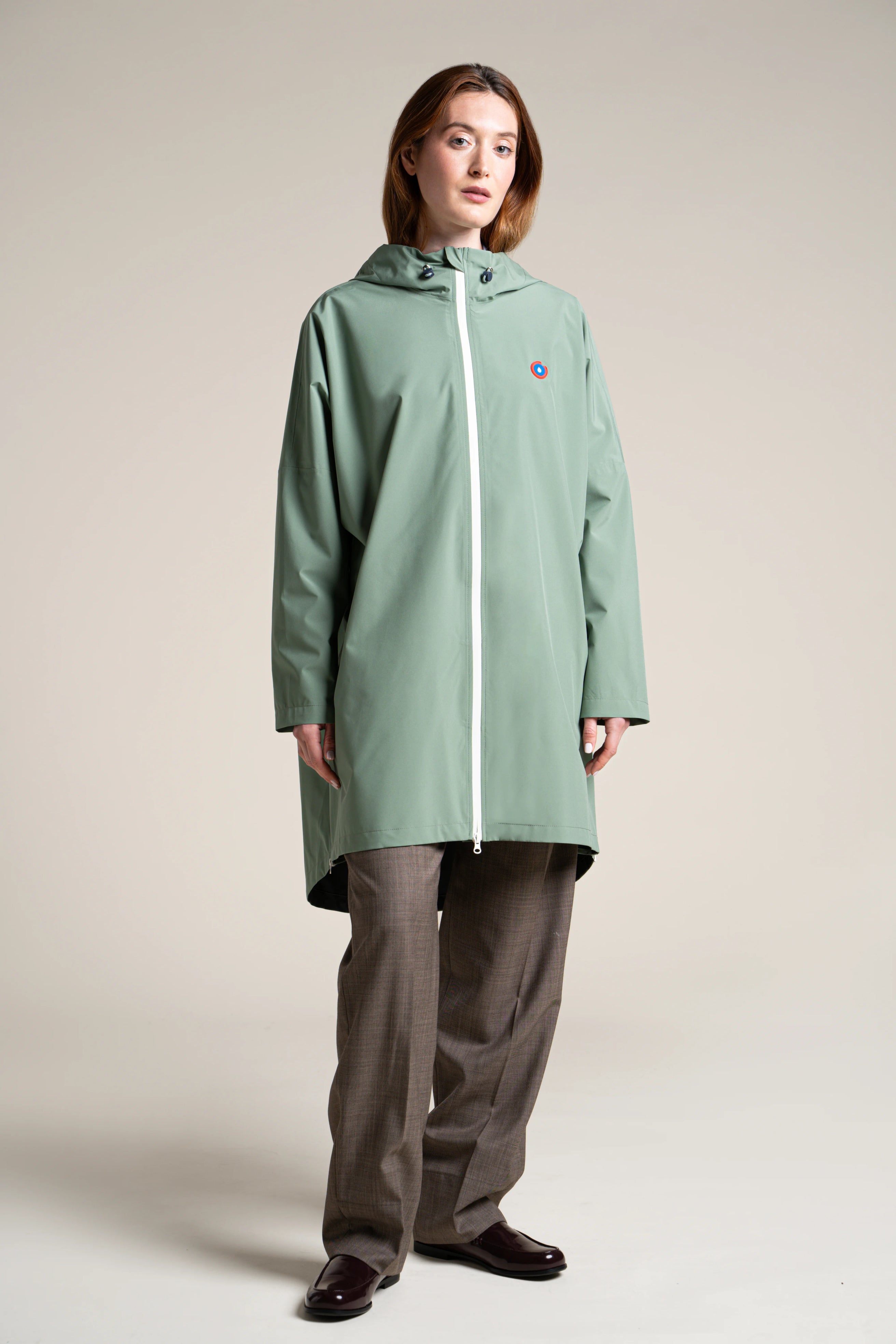 Liberté - Cape de pluie - Veste coupe-vent modulable en sac - Flotte - couleur vert sauge #couleur_vert-sauge
