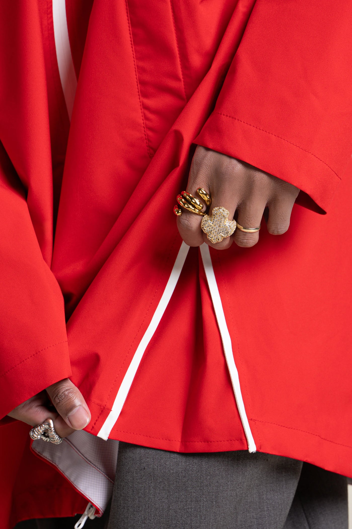 Liberté - Cape de pluie - Veste coupe-vent modulable en sac - Flotte #couleur_rouge