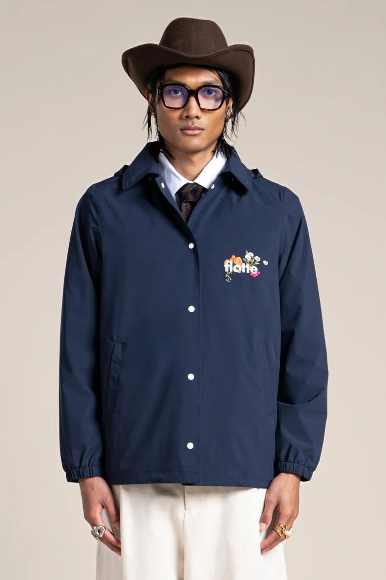 Plaisance - Veste imperméable inspirée du bleu de travail avec broderie florale flotte - couleur indigo 