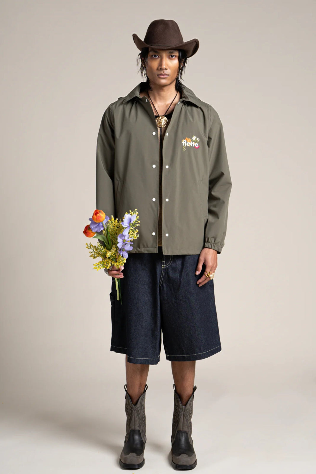 Plaisance - Veste imperméable inspirée du bleu de travail avec broderie florale flotte - couleur kaki 