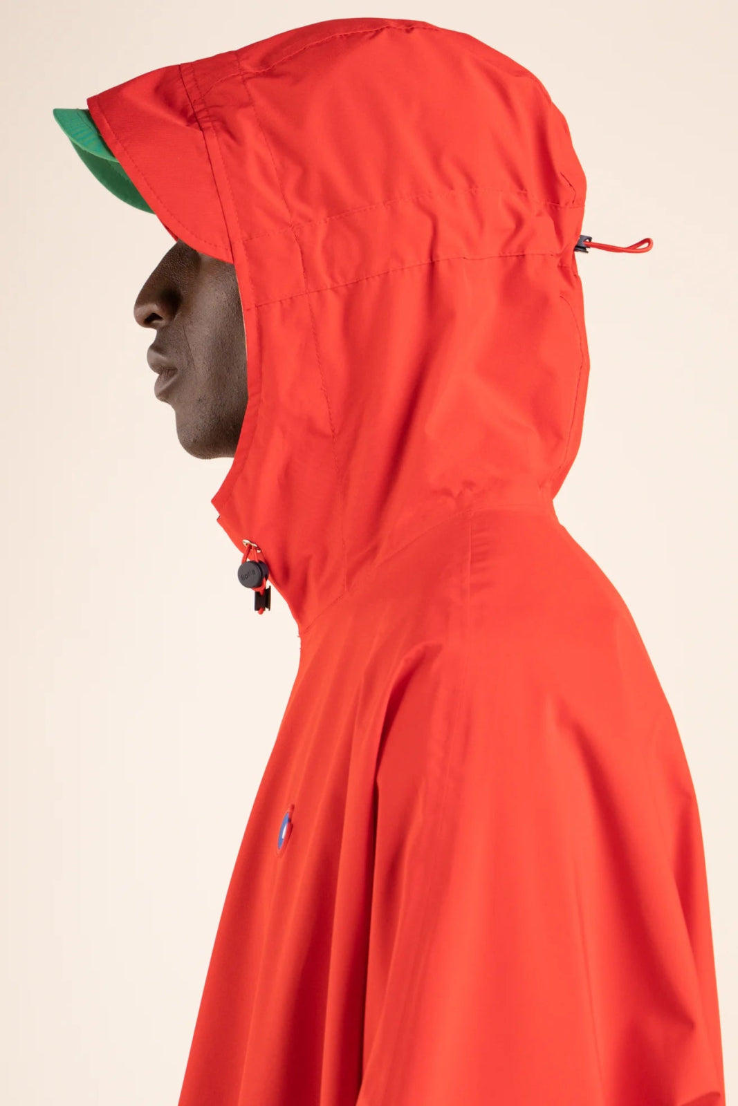 Liberté - Cape de pluie - Veste coupe-vent modulable en sac - Flotte #couleur_rouge
